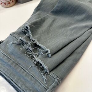 Universal Thread Green Ankle Cropped Jeans with Distressed Hem